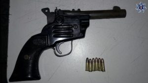 Revolver calibre 22, marca Mendoza, matrícula CL2656.