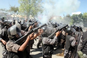 Fuerzas federales arrementen contra maestros y medios de comunicación.