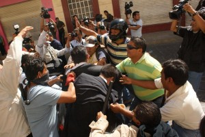 Momento en el que el funcionario comenzó a ser agredido por los docentes.