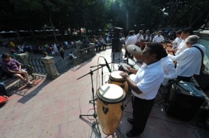 Repican campanas y tocan "Mañanitas"