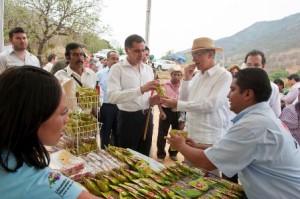 Brindan apoyos y firman acuerdos