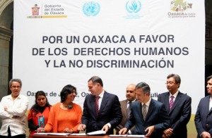 El Ejecutivo signa convenio con el Conapred y firma iniciativa de ley