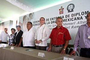 Reconocen a maestros