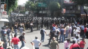 Granaderos impiden el paso