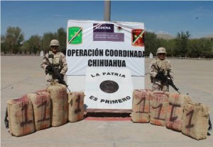 Hallan ocho bultos con enervantes