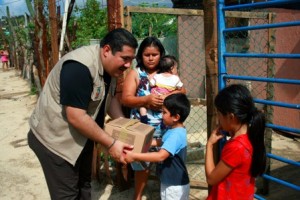 Entregan ayuda humanitaria