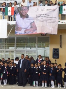 Entrega masiva de útiles y uniformes