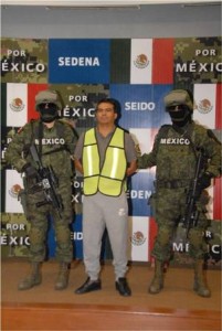 (a) “El Muñeco” y/o “El Pelos”