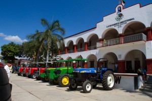 Entregan implementos agrícolas