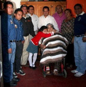 Recibe silla de ruedas