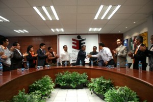 Entregan plataformas electorales