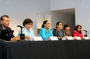 Representantes de ONGS y funcionarios