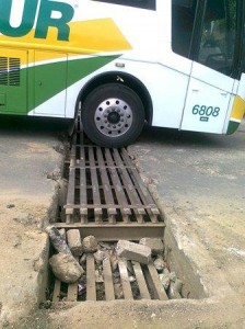 Una de las muchas alcantarillas en mal estado