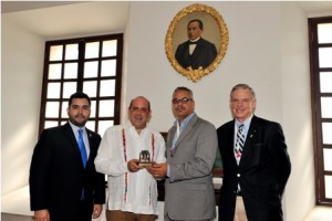 Intercambian puntos de vista