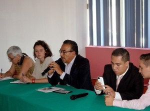 Reunión de legisladores y funcionarios