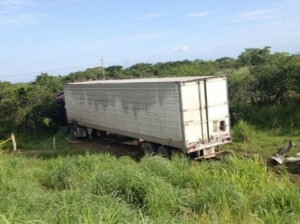 Chocan de frente trailer y camioneta