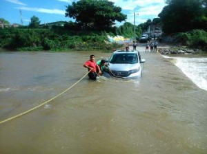 Quedo atascado a medio medio río