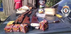 Decomisan discos piratas y pirotecnia