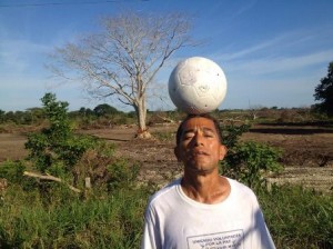 Activista que domina un balón