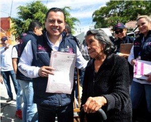 Entregan la primera acta de nacimiento del programa a María de la Luz Rodríguez García, de 86 años