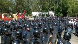 Maestros obstruyeron vía con camiones