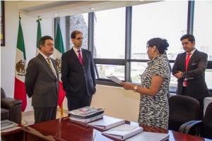 Ambos líderes procedieron a firmar el documento