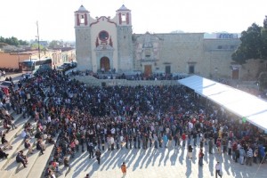 Acuden miles de jóvenes mayores de 18 años a la Plaza de la Danza