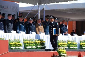 Conminan a los graduados a dar lo mejor y continuar capacitándose