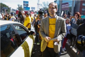 Basave Benítez repartió volantes entre transeúntes y automovilistas