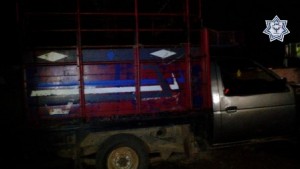 La camioneta marca Nissan, de cabina color gris con redila roja, placas de circulación RW70372 del Estado