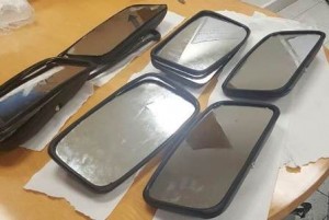 Extraen de cada uno de ellos dos bolsas de plástico transparente, presumiblemente con la droga.