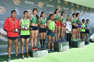 Ganadores de las ramas varonil y femenil de la justa deportiva.