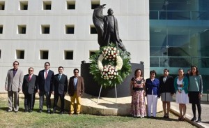 Conmemoran poderes Legislativo y Ejecutivo