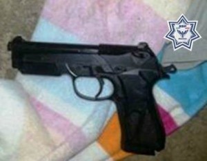 Fue asegurada una pistola tipo escuadra de postas.