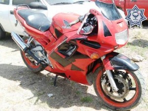 La motocicleta marca Honda presenta alteraciones en el número de serie.