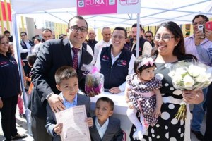 "En menos de seis meses, entregamos más de 15 mil escrituras y cerca de 5 mil testamentos", dijo.