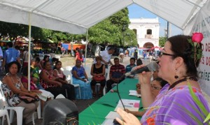 Al inscribirse, las jefas madres de familia obtienen su póliza que les permitirá asegurar a sus hijos.