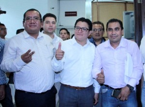 77 son mujeres y 76 hombres