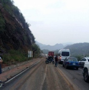 La policía víal desvía el tránsito de vehículos por caminos alternos de terracería.