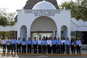Observan talleres de carpintería y obras artesanales elaboradas por internos.