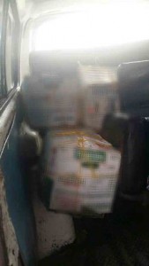 Dos personas que guardaban cajas en una camioneta mostraron una actitud evasiva ante la autoridad.