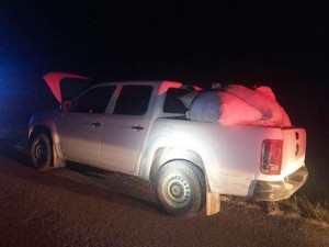 En la batea y asientos traseros localizaron los costales con el enervante.