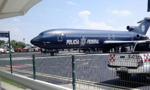 Las fuerzas de seguridad federal y estatal se apoyan con vehículos tácticos, respaldo aéreo y equipamiento antimotines.