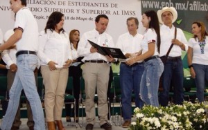 Benefician a alumnos de escuelas públicas de nivel medio superior y superior.
