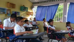 Robles Cruz felicitó a las y los maestros que cumplieron con su responsabilidad laboral.