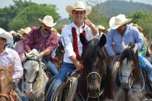 Encabezó la cabalgata de la esperanza y la transformación en la ruta de la victoria.