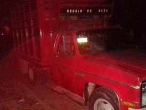 Camioneta de tres toneladas, roja, sin placas de circulación y sin Número  de Identificación Vehicular.
