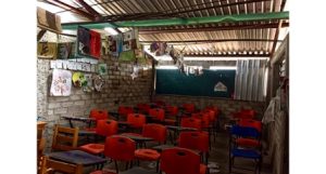 Los 27 menores de edad que salieron de emergencia fueron albergados en el auditorio municipal de San Andrés Sinaxtla.