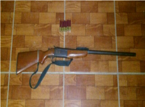 Por portación de armas y marihuana