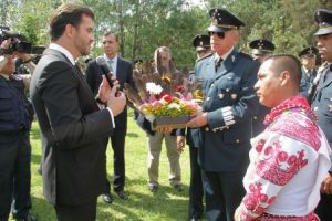 Entregan dos arreglos a base de 223 plumas de águila real a las etnias huichol y makame.
